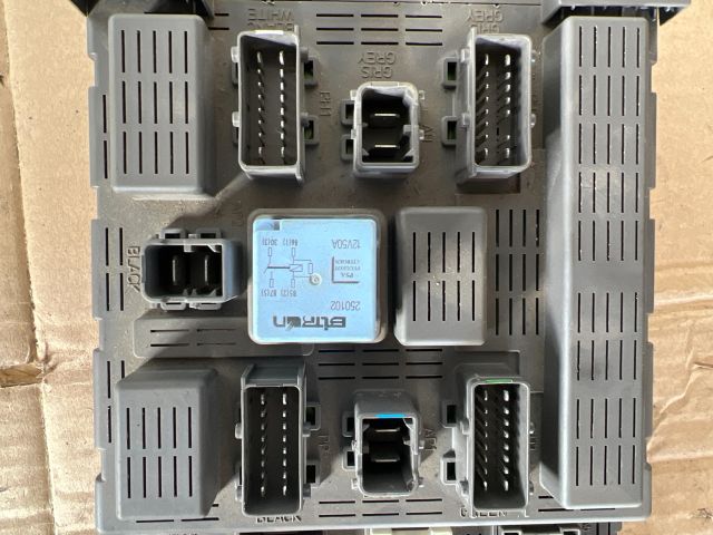 bontott PEUGEOT 607 Biztosítéktábla Utastér