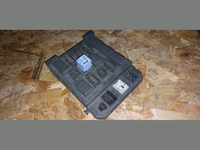 bontott PEUGEOT 607 Biztosítéktábla Utastér