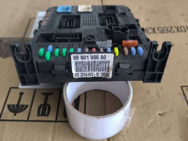 bontott PEUGEOT 607 Biztosítéktábla Utastér