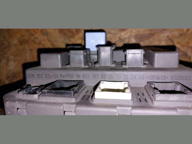 bontott PEUGEOT 607 Biztosítéktábla Utastér