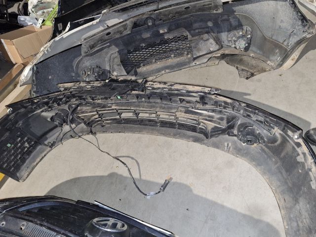 bontott PEUGEOT 607 Első Lökhárító (Részeivel)