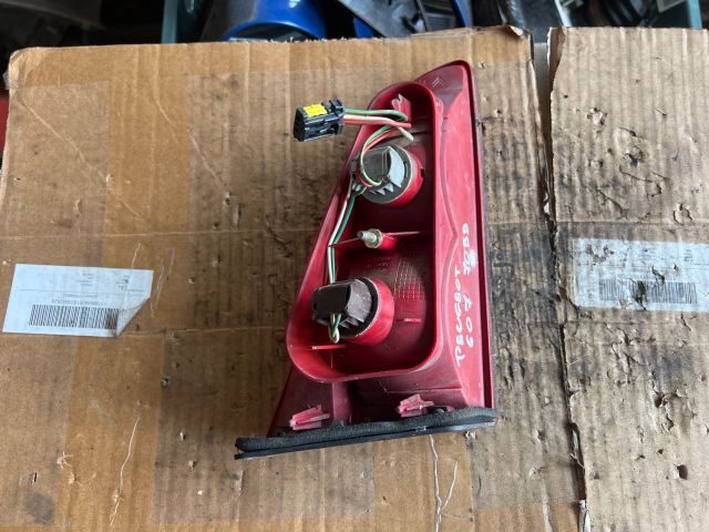 bontott PEUGEOT 607 Jobb Belső Hátsó Lámpa