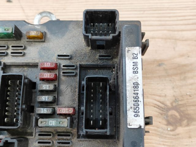 bontott PEUGEOT 807 Biztosítéktábla Motortér