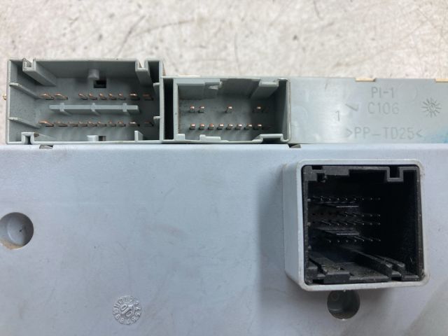 bontott PEUGEOT 807 Biztosítéktábla Doboz