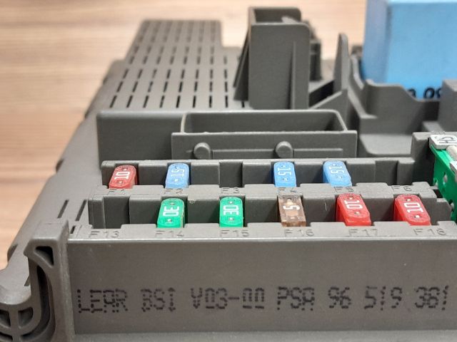 bontott PEUGEOT 807 Biztosítéktábla Utastér