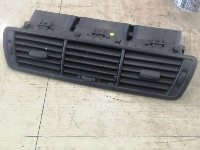 bontott PEUGEOT 807 Középső Szellőző