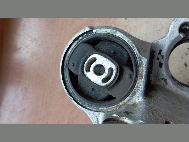 bontott PEUGEOT PARTNER Motor Tartó Bak (Fém)