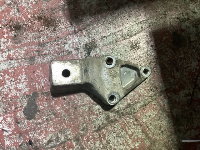 bontott PEUGEOT PARTNER Motor Tartó Bak (Fém)