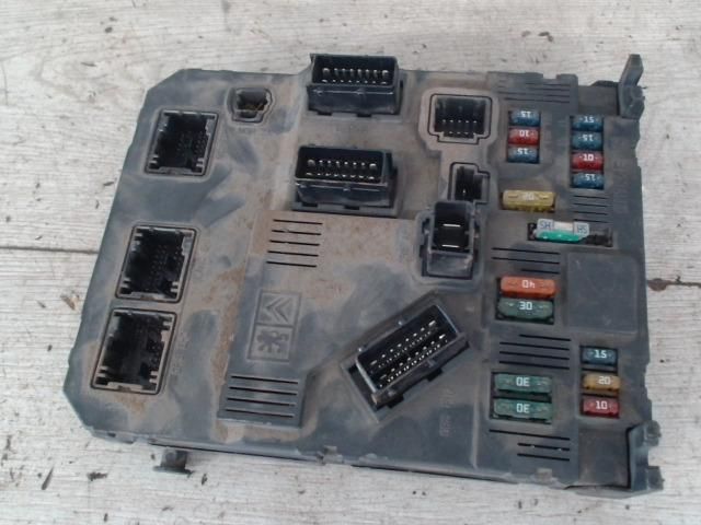 bontott PEUGEOT PARTNER Biztosítéktábla Utastér