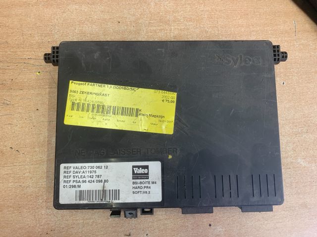 bontott PEUGEOT PARTNER Biztosítéktábla Utastér