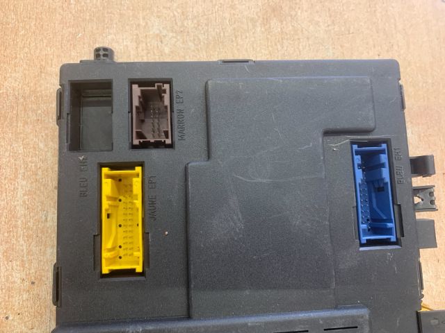 bontott PEUGEOT PARTNER Biztosítéktábla Utastér