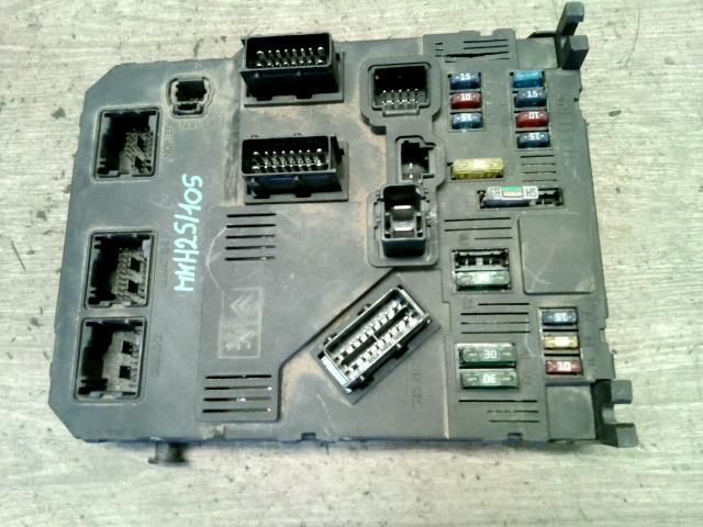 bontott PEUGEOT PARTNER Biztosítéktábla Utastér