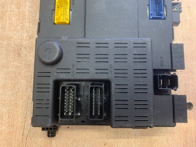 bontott PEUGEOT PARTNER Biztosítéktábla Utastér