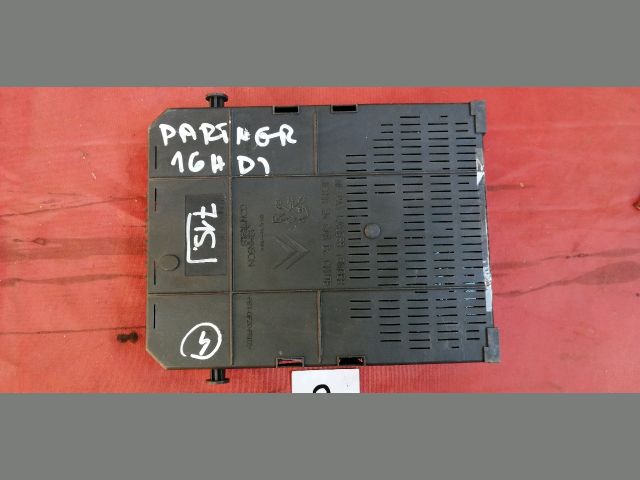 bontott PEUGEOT PARTNER Biztosítéktábla Utastér