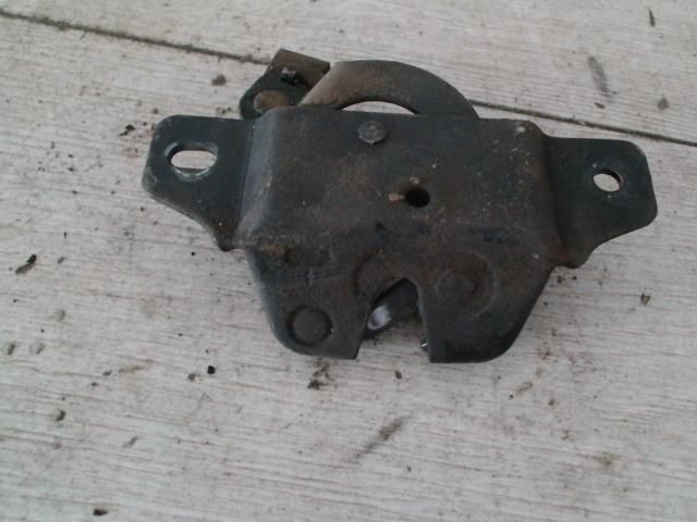 bontott PEUGEOT PARTNER Csomagtérajtó Ütköző