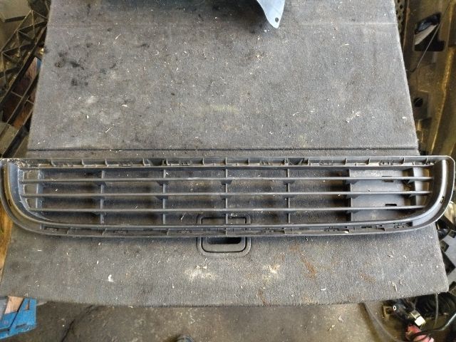 bontott PEUGEOT PARTNER Első Lökhárító Alsó Középső Díszrács