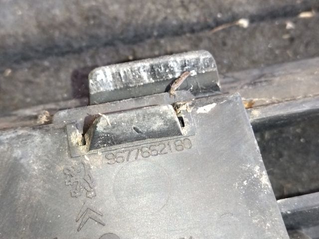 bontott PEUGEOT PARTNER Első Lökhárító Alsó Középső Díszrács