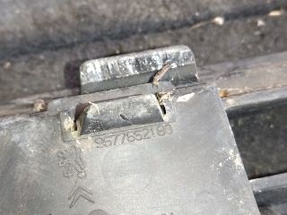 bontott PEUGEOT PARTNER Első Lökhárító Alsó Középső Díszrács