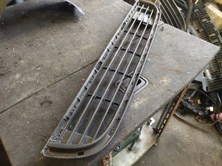 bontott PEUGEOT PARTNER Első Lökhárító Alsó Középső Díszrács