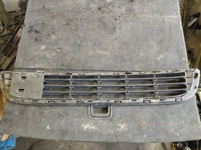 bontott PEUGEOT PARTNER Első Lökhárító Alsó Középső Díszrács