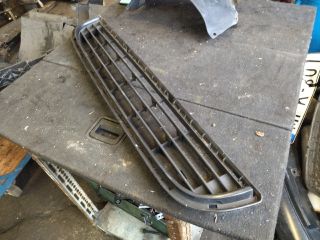 bontott PEUGEOT PARTNER Első Lökhárító Alsó Középső Díszrács