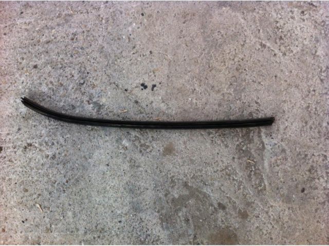 bontott PEUGEOT PARTNER Jobb első Ablakvezető Gumi