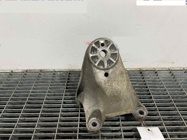 bontott PORSCHE CAYENNE Motor Tartó Bak Bal