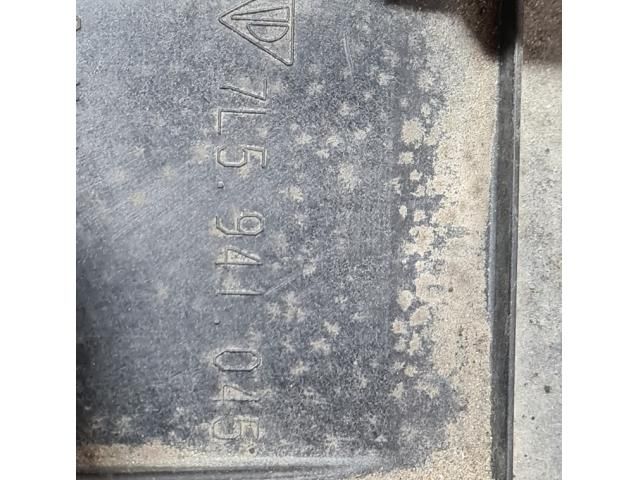 bontott PORSCHE CAYENNE Bal Fényszóró Tartó