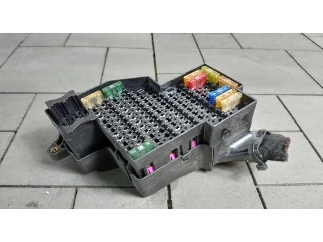 bontott PORSCHE CAYENNE Biztosítéktábla Csomagtér