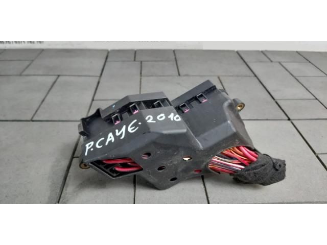 bontott PORSCHE CAYENNE Biztosítéktábla Utastér