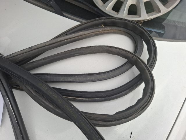 bontott PORSCHE CAYENNE Jobb első Gumikéder