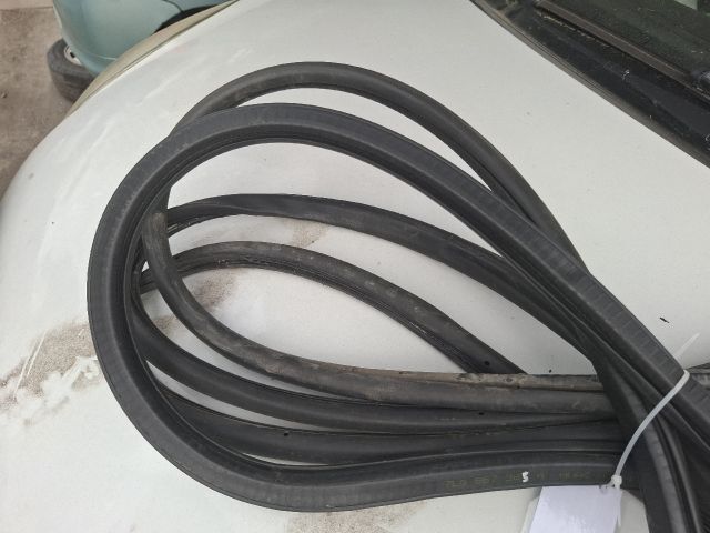 bontott PORSCHE CAYENNE Jobb első Gumikéder