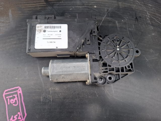 bontott PORSCHE CAYENNE Jobb hátsó Ablakemelő Motor