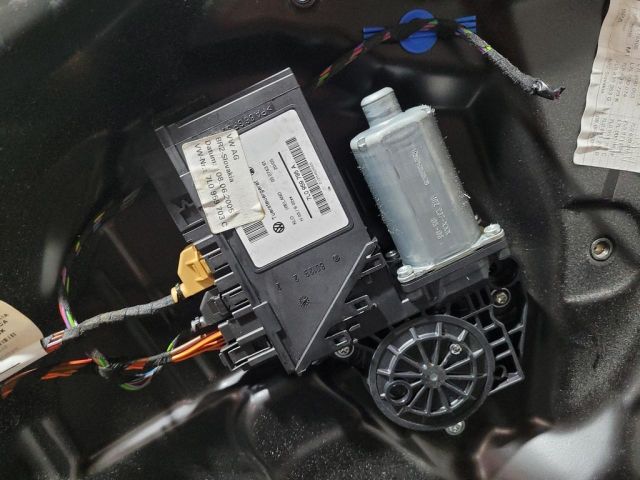 bontott PORSCHE CAYENNE Jobb hátsó Ablakemelő Szerkezet (Elektromos)