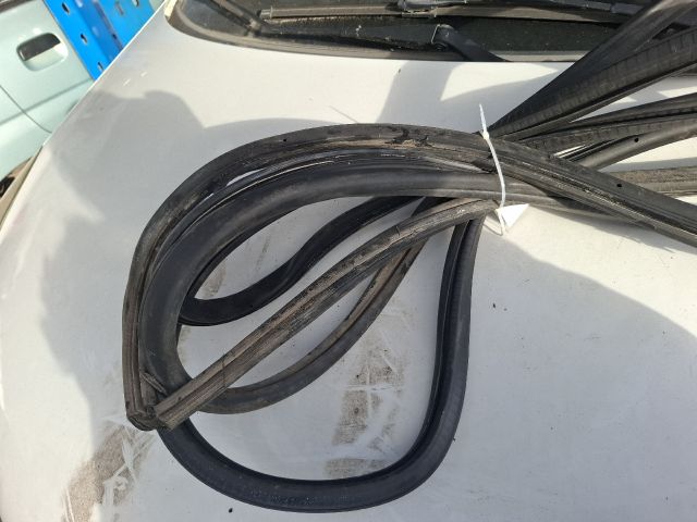 bontott PORSCHE CAYENNE Jobb hátsó Gumikéder