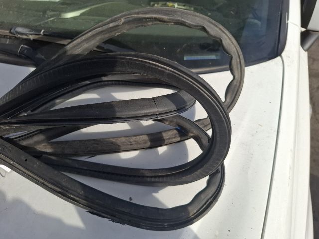 bontott PORSCHE CAYENNE Jobb hátsó Gumikéder