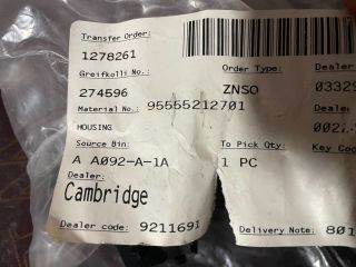 bontott PORSCHE CAYENNE Kesztyűtartó Nyitó Kar / Gomb