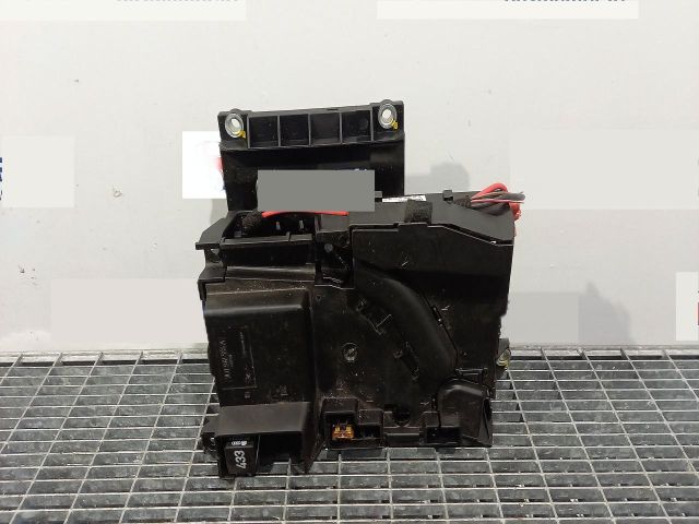 bontott PORSCHE CAYENNE Biztosítéktábla Motortér