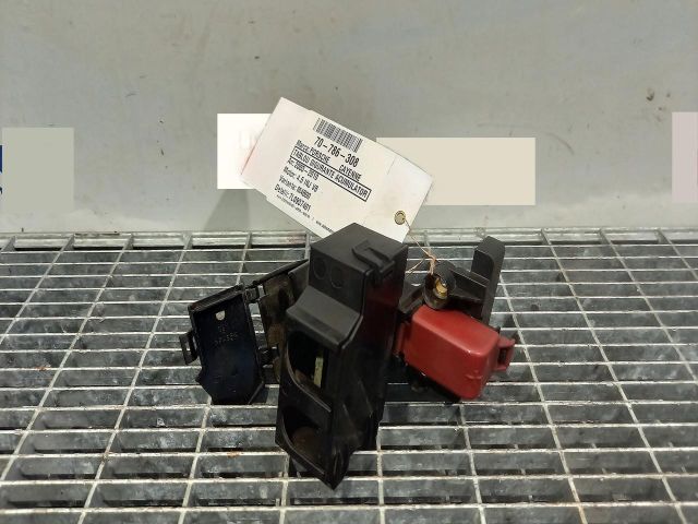 bontott PORSCHE CAYENNE Biztosítéktábla Motortér