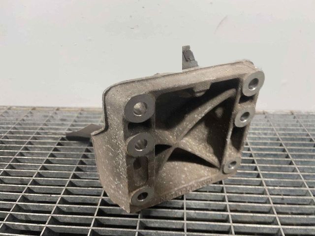 bontott PORSCHE CAYENNE Motor Tartó Bak Jobb