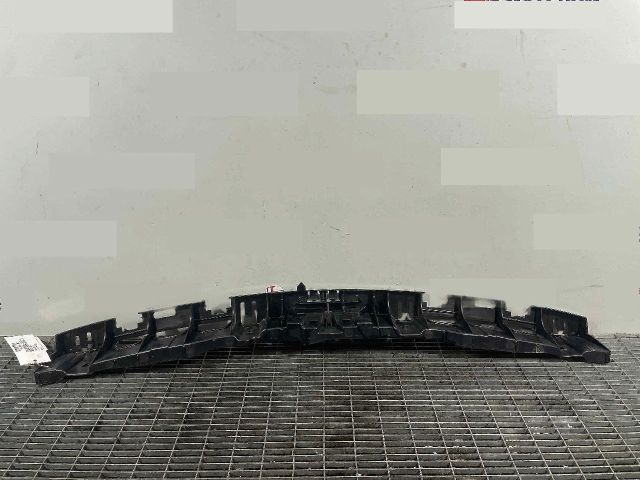 bontott PORSCHE MACAN Hátsó középső Lökhárító Tartó (Műanyag)