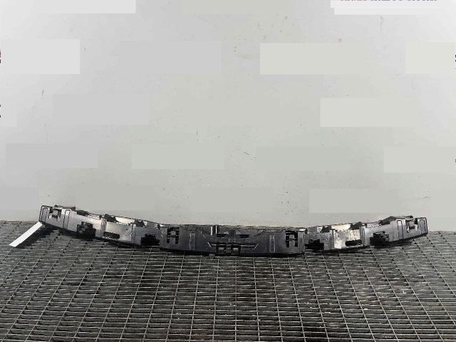 bontott PORSCHE MACAN Hátsó középső Lökhárító Tartó (Műanyag)