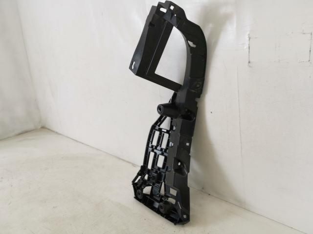 bontott PORSCHE MACAN Hátsó középső Lökhárító Tartó (Műanyag)