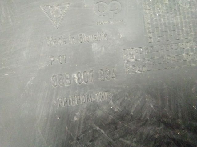 bontott PORSCHE MACAN Hátsó Lökhárító Alsó (Műanyag)