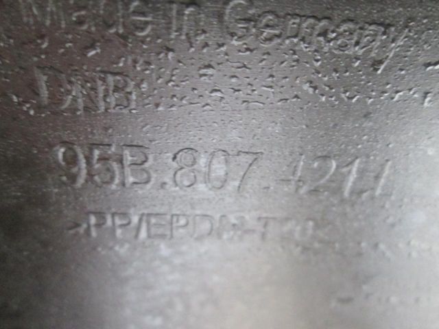 bontott PORSCHE MACAN Hátsó Lökhárító (Üresen)