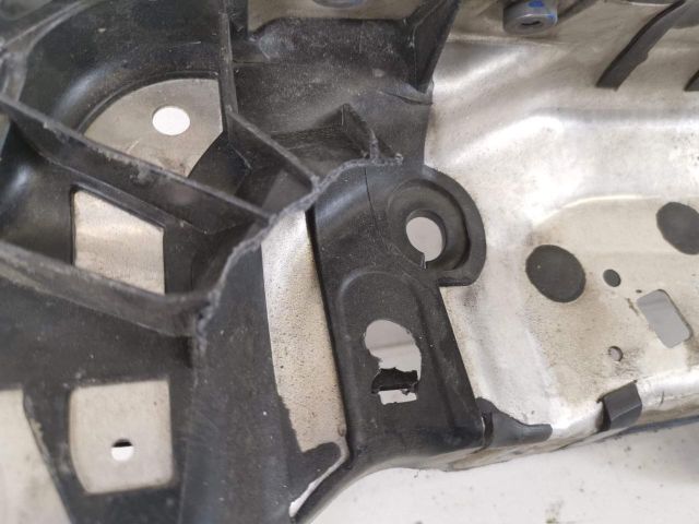 bontott PORSCHE MACAN Vízhűtő Radiátor Tartó