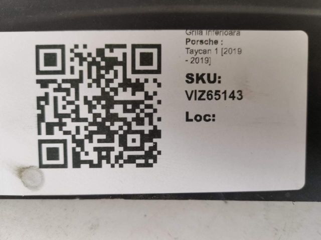 bontott PORSCHE TAYCAN Első Lökhárító Alsó Középső Díszrács