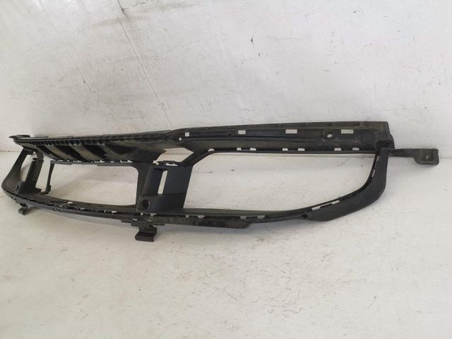 bontott PORSCHE TAYCAN Első Lökhárító Alsó Középső Díszrács