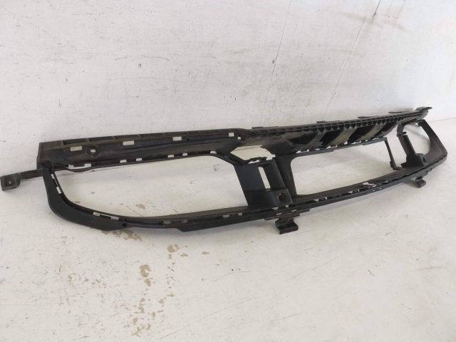 bontott PORSCHE TAYCAN Első Lökhárító Alsó Középső Díszrács