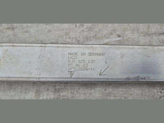 bontott PORSCHE TAYCAN Első Lökhárító Merevítő (Fém)